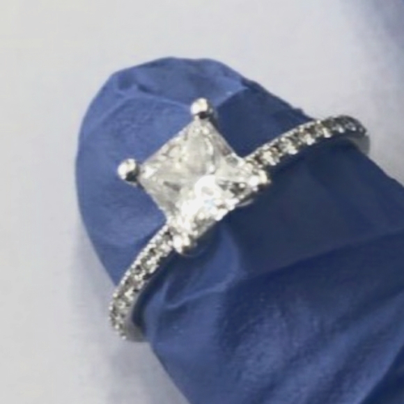 GIA 0.72 Carot Diamond Ring - Picture 7 of 15